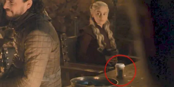 Une tasse de café sur une table dans Game of Thrones