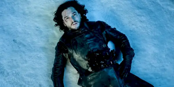Jon Snow mourant au sol lors de la finale de la saison 5 de Game of Thrones