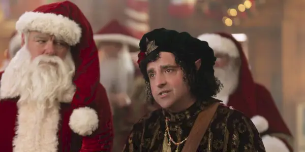 Bernard (David Krumholtz) sieht in „Die Weihnachtsmänner“ besorgt aus