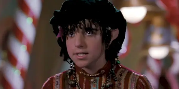 Bernard der Elf (David Krumholtz) sieht in „Der Weihnachtsmann“ besorgt aus