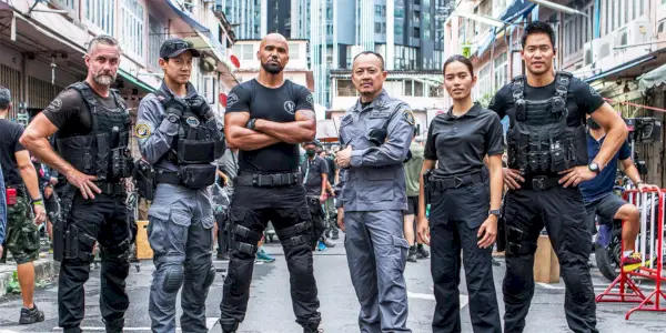 Il cast di SWAT in piedi insieme