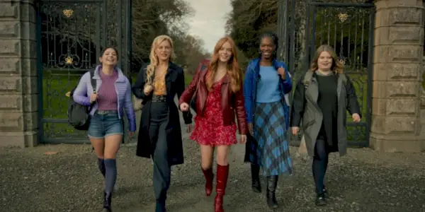 O elenco de Fate The Winx Saga caminhando juntos em fila