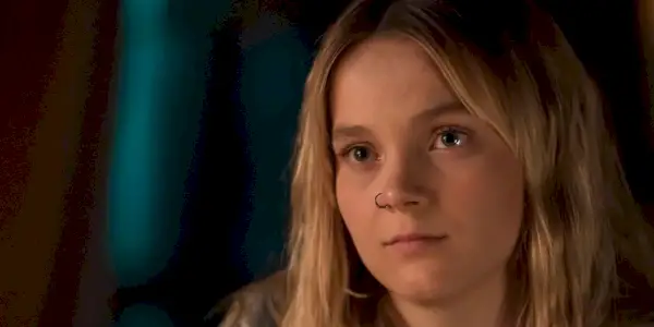Vivian Olyphant jako Willa Gives uśmiecha się w Justified City Primeval.