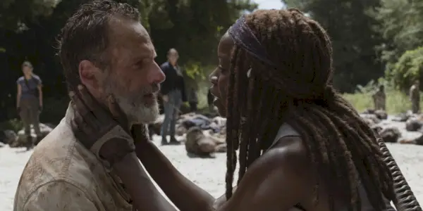 Michonne upokojuje Ricka na The Walking Dead.