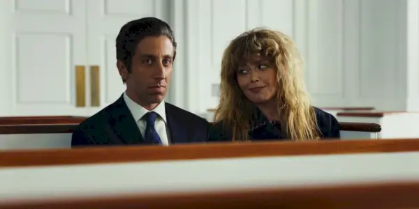 Simon Helberg som Luca og Natasha Lyonne som Charlie i Poker Face sæson 1 afsnit 05