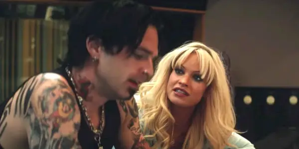 Tommy Lee (Sebastian Stan) y Pamela Anderson (Lily James) discutiendo en Pam & Tommy