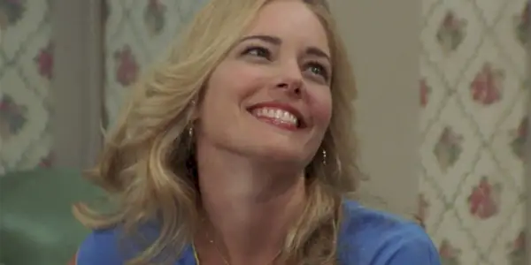 Laurie sorri nisso