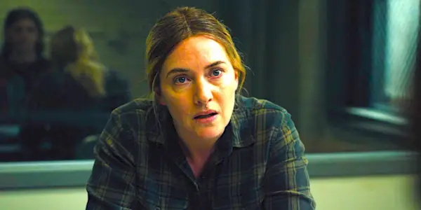 Kate Winslet führt in einer Szene aus „Mare of Easttown“ ein intensives Gespräch
