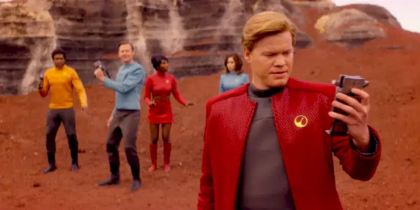 USS Callister Black Mirror에서 승무원과 함께 독자를 바라보고 있는 붉은 행성의 Jesse Plemons