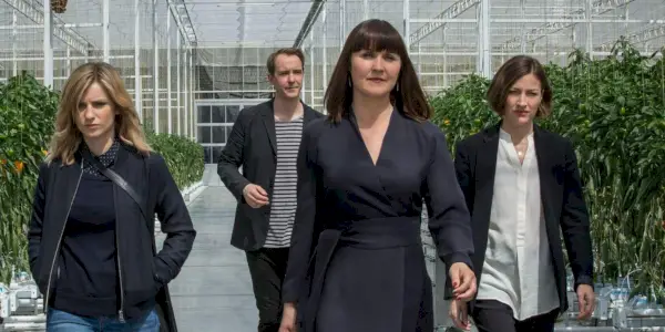 블랙미러에서 온실을 걷는 캐릭터