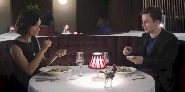 Black Mirror에서 데이트 중 레스토랑에 앉아 있는 Georgina Campbell과 Joe Cole - Hang the DJ