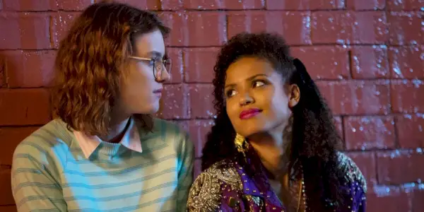 San Junipero: Black Mirror에서 Yorkie 역의 Mackenzie Davis와 서로를 바라보는 Kelly 역의 Gugu Mbatha Raw