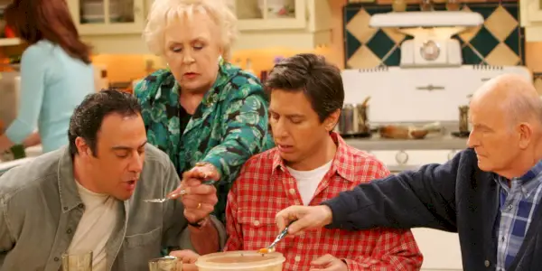 A família Barone comendo à mesa em Everybody Loves Raymondmd