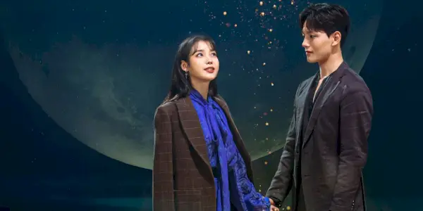 거대한 보름달 앞에서 손을 잡고 있는 호텔 델루나의 주연 배우 2인