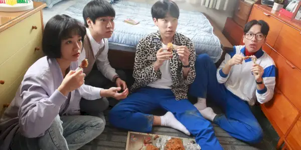 응답하라 1988에서 네 친구가 침실 바닥에서 치킨을 먹고 있는 모습