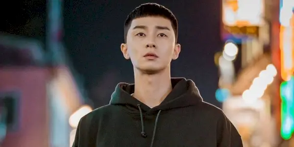 이태원 클라쓰에서 먼 곳을 바라보는 박서준.
