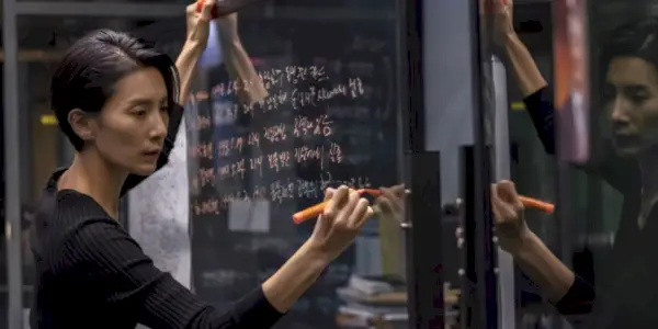 《아무도 모른다》에서 탐정은 투명한 건조판에 메모를 적는다.