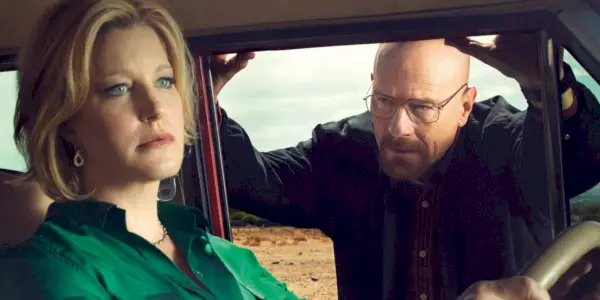 Bryan Cranston ako Walter White a Anna Gunn ako Skyler White vo filme Breaking Bad in the car.