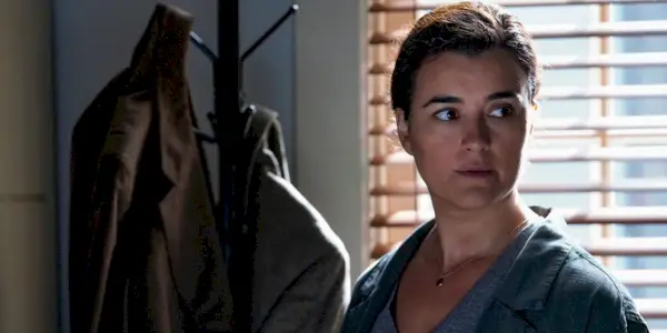 Ziva David stojí před věšákem v NCIS.
