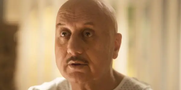 뉴 암스테르담의 병원에 있는 비자이 카푸어 역의 아누팜 케르(Anupam Kher)