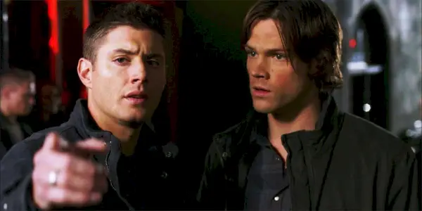 Sam i Dean w Supernatural wskazują na coś przed nimi
