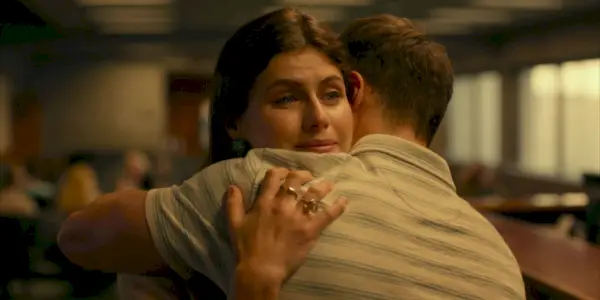 Rachel Patton (Alexandra Daddario) v slzách objímá Shanea (Jake Lacy) ve filmu Bílý lotos