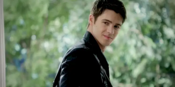 Ein Bild von Jeremy Gilbert mit ernstem Blick in „Vampire Diaries“.