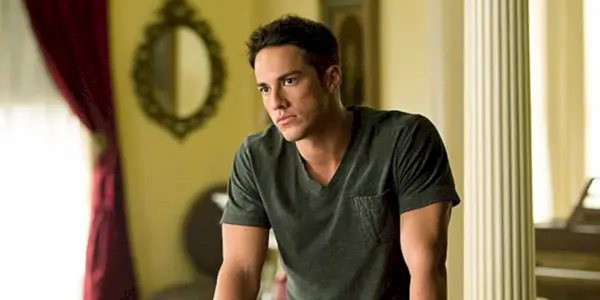 Ein Bild von Tyler Lockwood mit ernstem Blick in „Vampire Diaries“.