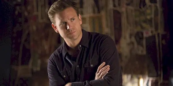 Ein Bild von Alaric, der in The Vampire Diaries besorgt aussieht