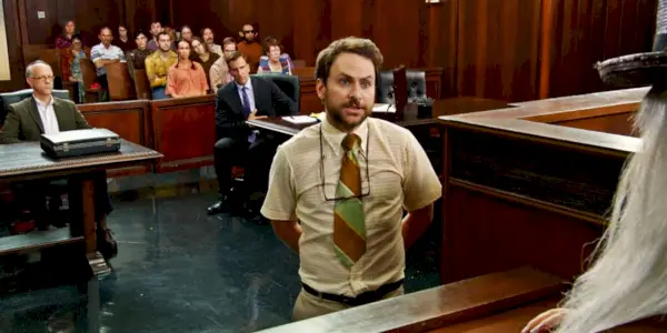 Charlie Kelly (Charlie Day) e McPoyles in tribunale in It