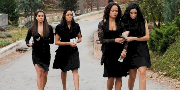Die Hauptdarsteller von Devious Maids tragen bei einer Beerdigung Schwarz und gehen ebenfalls spazieren.