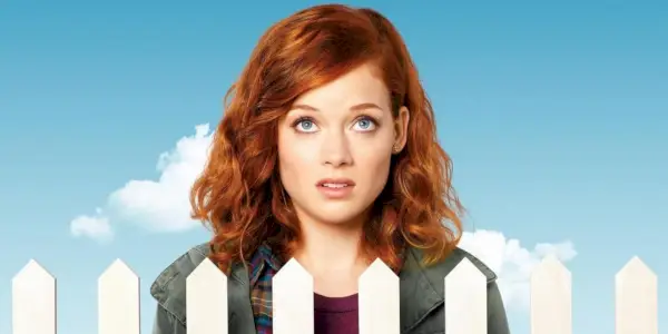 Jane Levy za białym płotem w Suburgatory