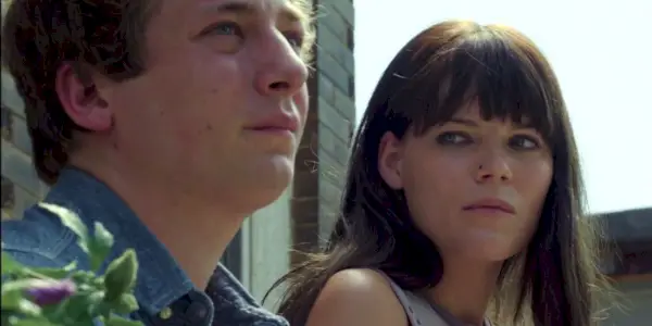 Mandy patrzy na Lipę w Shameless
