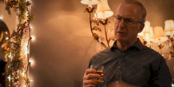 Bob Odenkirk som onkel Lee Layne, der holder en drink og ser sur ud i The Bear sæson 2