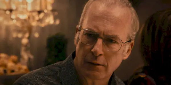 Bob Odenkirk som Lee ved Berzatto-middagen i The Bear sæson 2