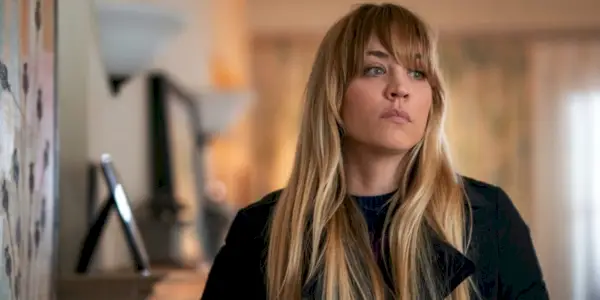 Cassie vyzerá nahnevane vo filme Letuška.