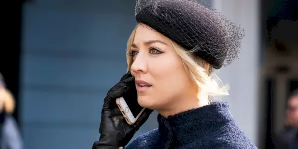 Cassie na telefóne v The Flight Attendant