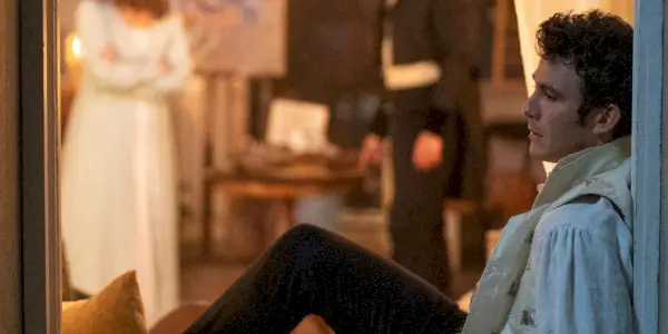 Benedict Bridgerton assis à une fenêtre dans la saison 2 de Bridgerton