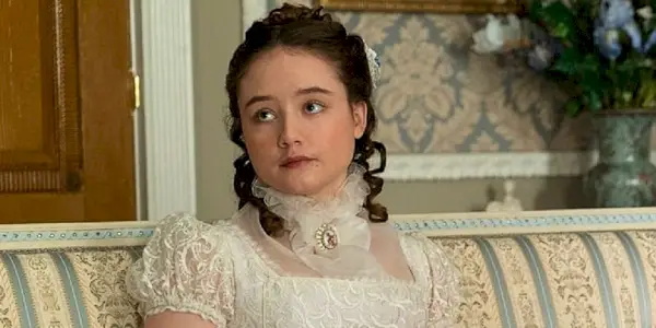 Ruby Stokes dans le rôle de Francesca a l'air sombre dans Bridgerton
