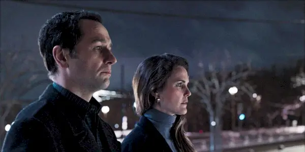 Scéna z The Americans, kde Philip a Elizabeth stojí venku.