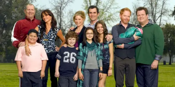 Obsada Modern Family pozuje do rodzinnego zdjęcia w sezonie 1
