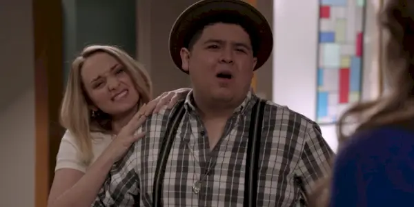 Manny i Sherry rozmawiają z Glorią w domu w programie Modern Family