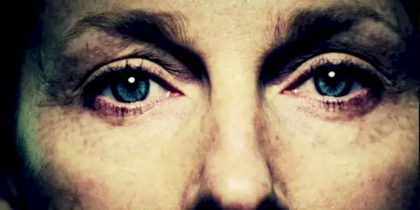 The eyes of Piper Kerman in the Orange je sekvencia titulov New Black