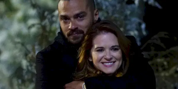 Jesse Williams nei panni di Jackson Avery e Sarah Drew nei panni di April Kepner si abbracciano in Gray
