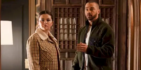Selena Gomez e Jesse Williams sembrano sorpresi nella stagione 3 di Only Murders in the Building