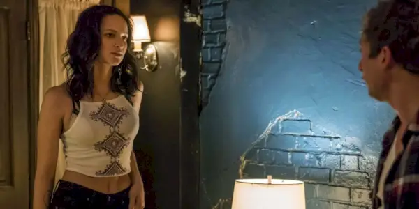 Sierra mirando a Lip en Shameless.