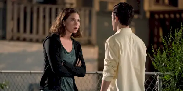 Kelly y Carl hablando.
