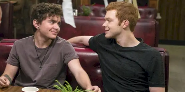 Ian y Trevor se sonríen en Shameless.