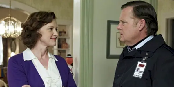 Shiela y Eddie mirándose en Shameless