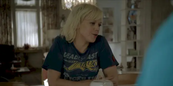 Sammi Slott en la mesa con una taza de té en Shameless U.S.
